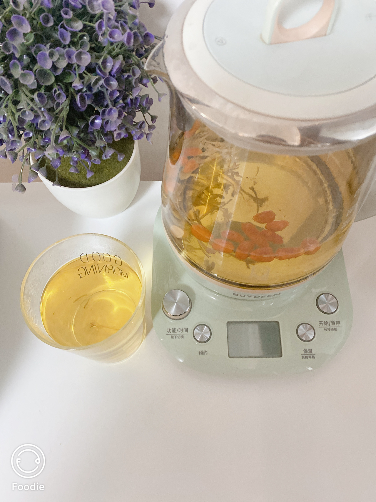 以草木养心 一壶金银花枸杞黄芪茶的简约与温情